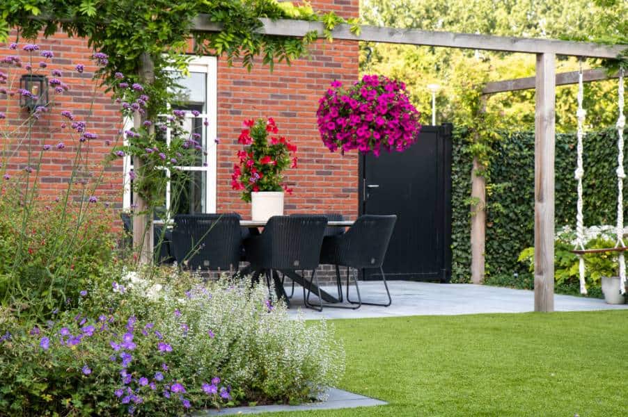 strakke kleurrijke tuin met pergola dutch quality gardens 12